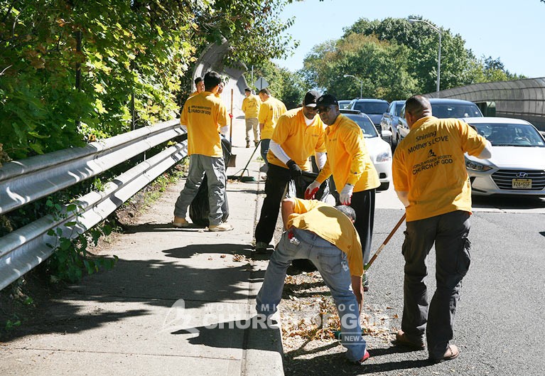 Helping Neighbors in Bogota Clean Street