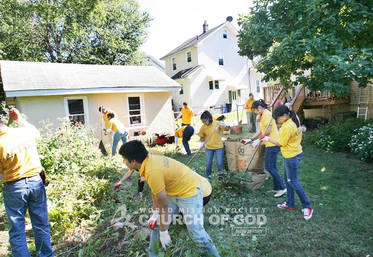 Helping Neighbors in Bogota Pull Weeds